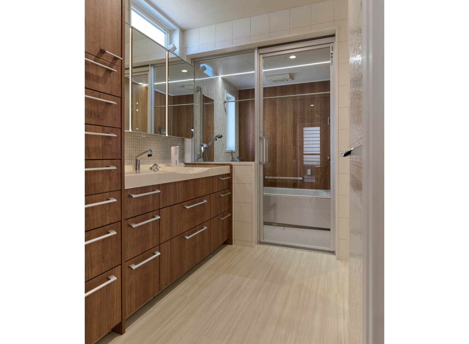 WASH ROOM & BATHR OOM
