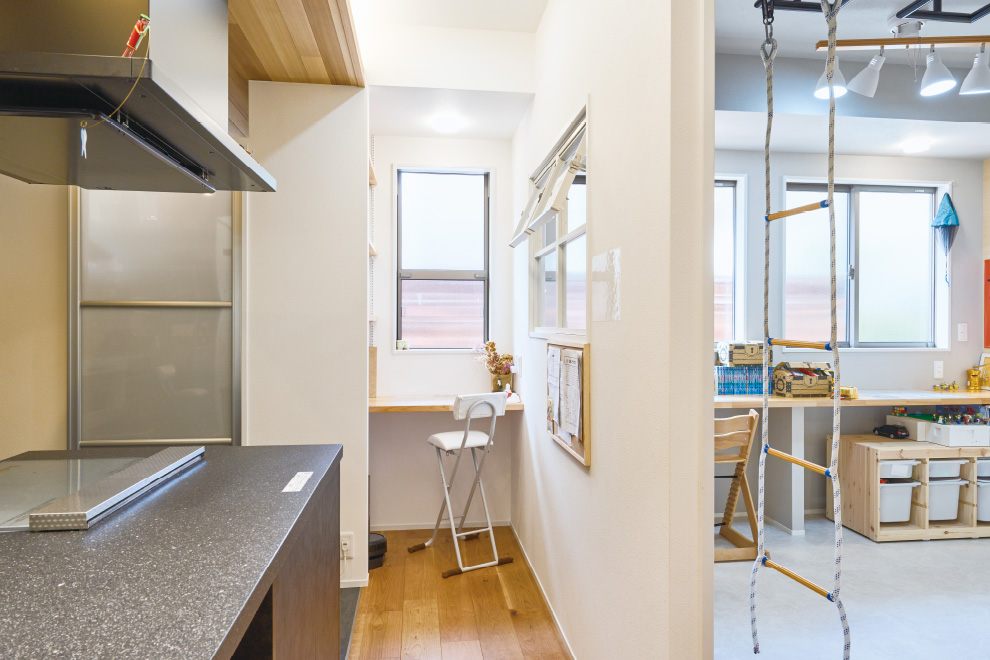 「リフォーム事例写真。」キッチン横の奥様専用のミニ書斎。キッズルームとの間に室内窓をしつらえ、お子様の様子を見守れるようにしました。