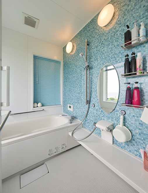「リフォーム事例写真。」バスルームの壁も、海をイメージしたブルー系のタイル柄に。