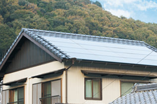 屋根裏に床を貼ってロフトに。広々とした収納スペースが誕生。
