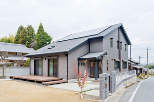 吹き抜けのある和モダンな邸宅。太陽光発電ユニット搭載の外観は深石柄で堂々とした佇まい。